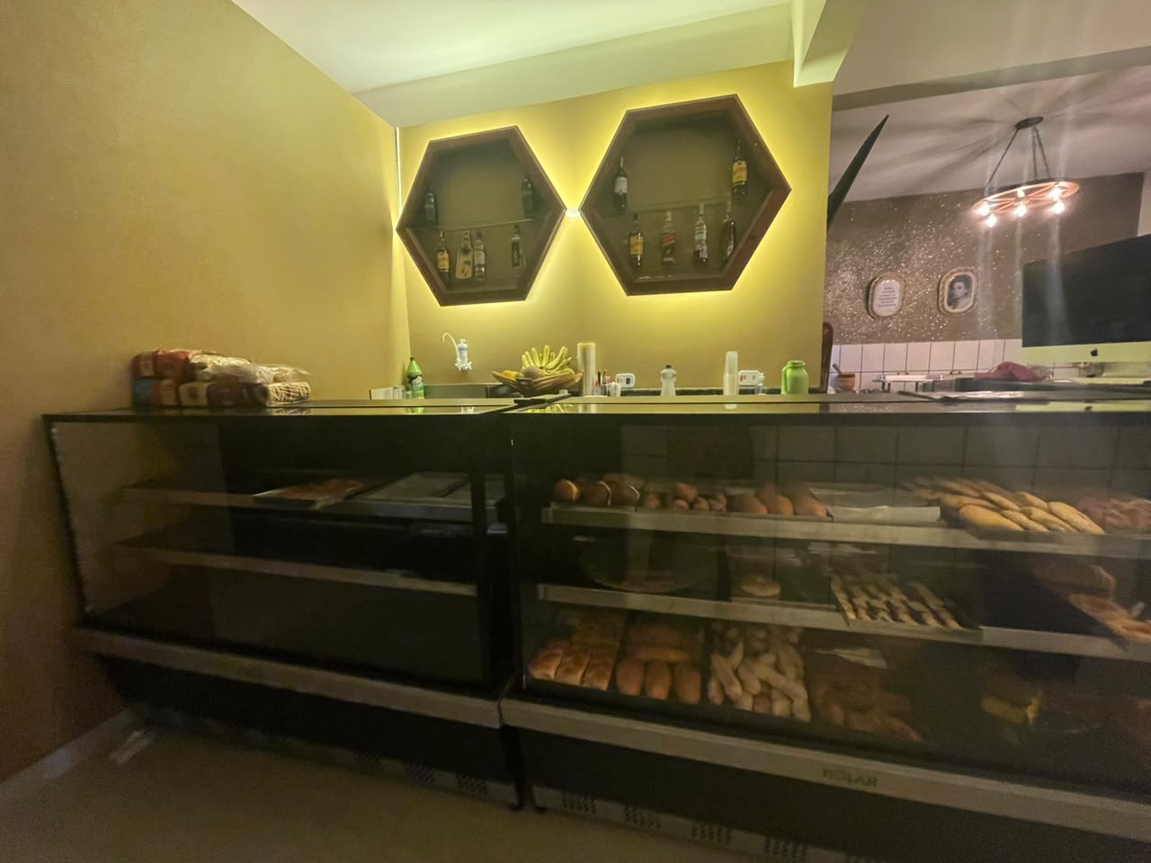 Balcão de salgados e pães do restaurante